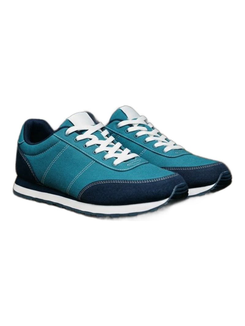 Sneaker product photo with background removed, resized for Vinted at 800×1067 pixels